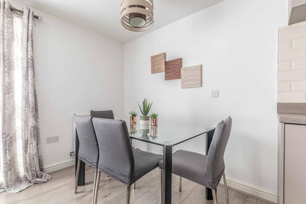 2 Bed & 2 Bath Cosy Apartment Slough- Free Parking Exteriér fotografie